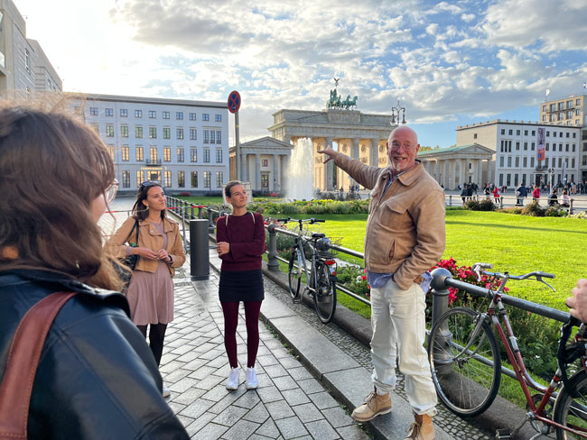 Stadsrondleiding Berlijn? Berlijn! met Martin Boose bij de Brandenburger Tor
