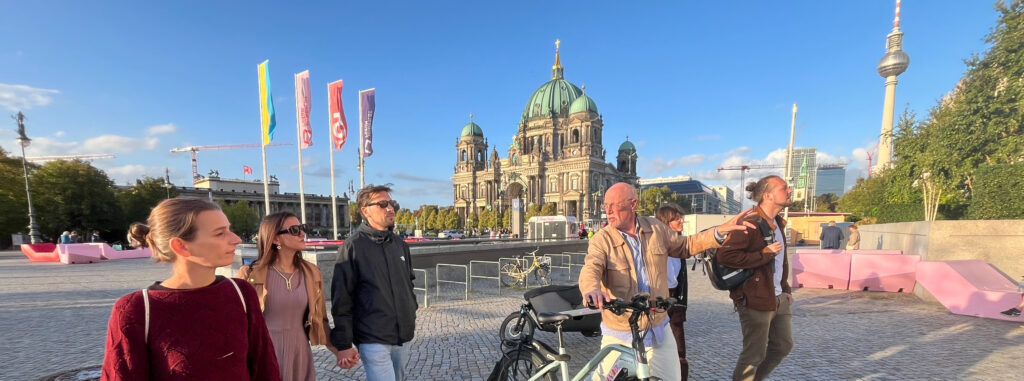 Fietstocht door Berlijn, Martin Boose met een fietsgroep voor de Berlijnse Dom