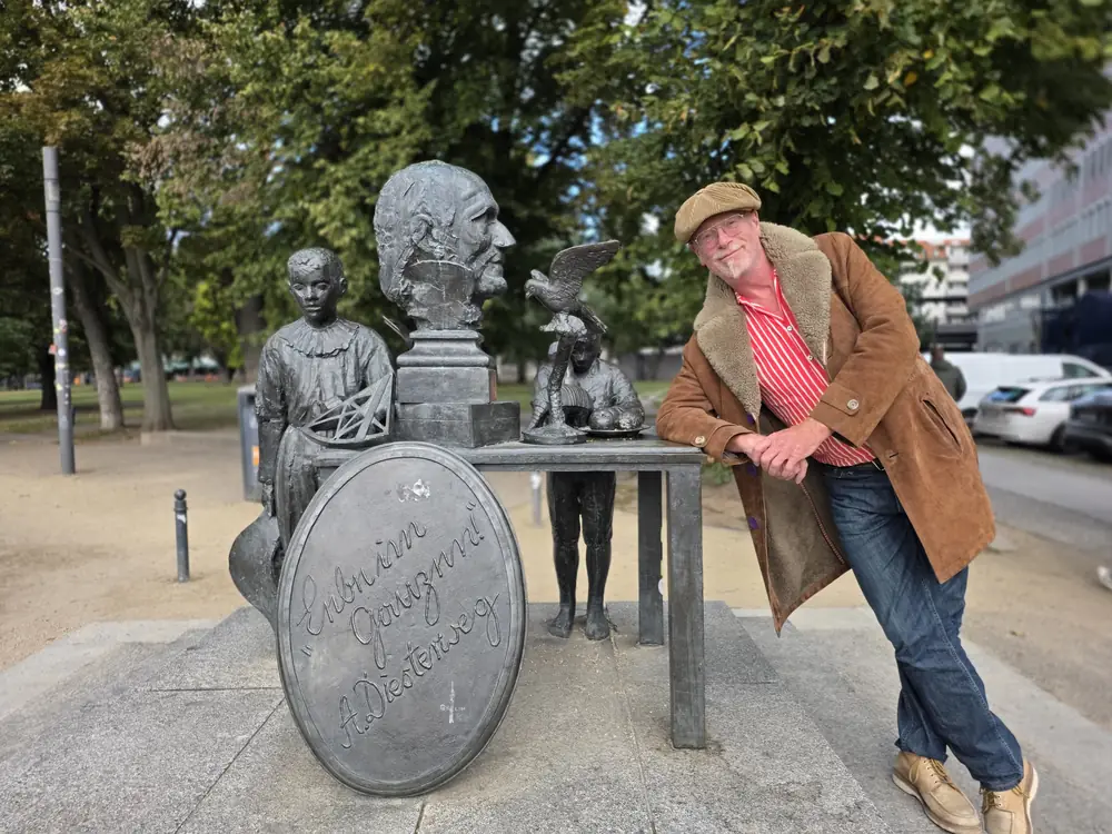 Stadsgids Martin Boose van SeeBerlin bij het monument voor Adolph Diesterweg